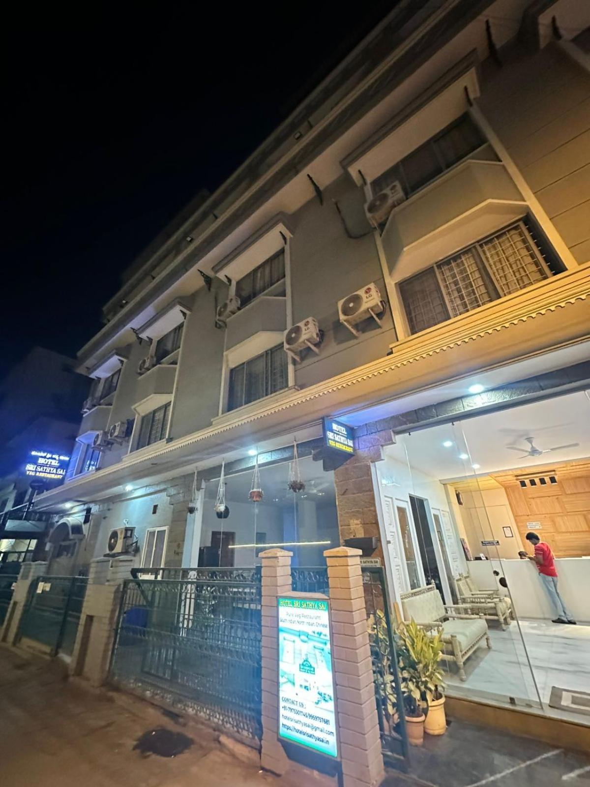 Hotel Sri Sathya Sai Bangalore Exterior photo